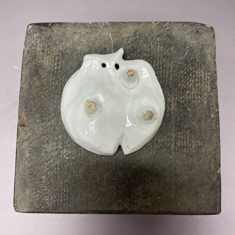 古玩陶瓷德化窯白釉桃型三足筆舔真品鑒賞圖