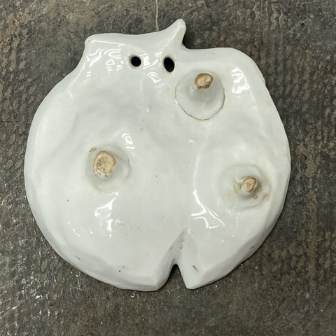 古玩陶瓷德化窯白釉桃型三足筆舔真品鑒賞圖