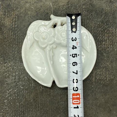 古玩陶瓷德化窯白釉桃型三足筆舔真品鑒賞圖