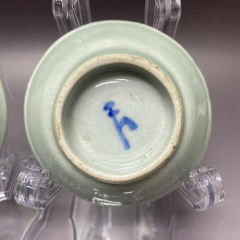 古玩陶瓷清中豆青釉盤真品鑒賞圖