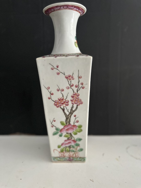 古玩陶瓷天圓地方粉彩瓶真品鑒賞圖