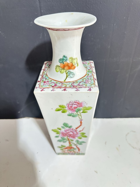 古玩陶瓷天圓地方粉彩瓶真品鑒賞圖