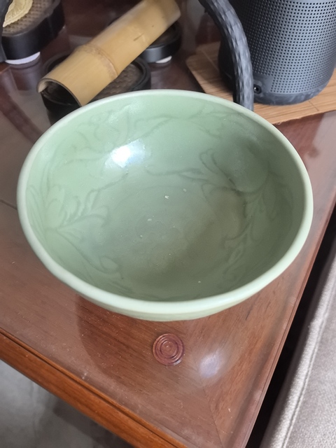 古玩陶瓷龍泉劃花碗真品鑒賞圖