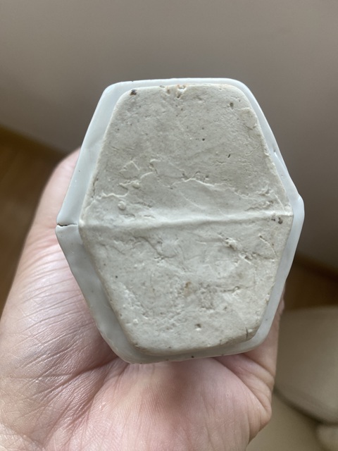 古玩陶瓷白釉六方花觚真品鑒賞圖