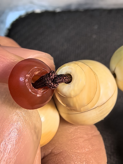古玩玉器珍貴材質十八籽手持真品鑒賞圖