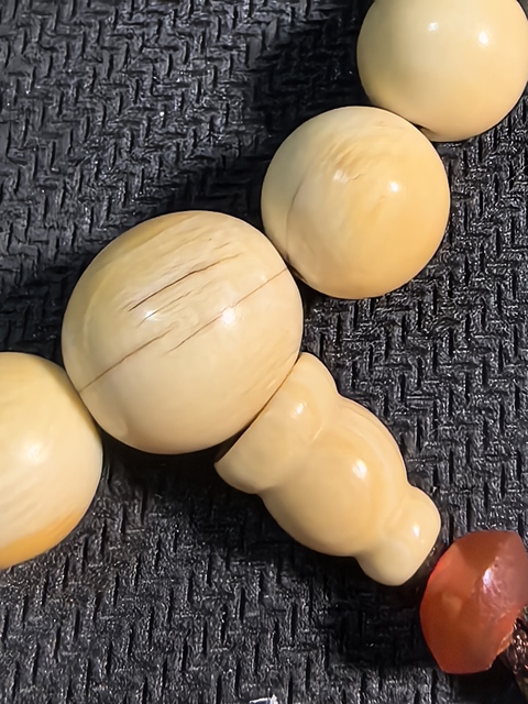 古玩玉器珍貴材質十八籽手持真品鑒賞圖