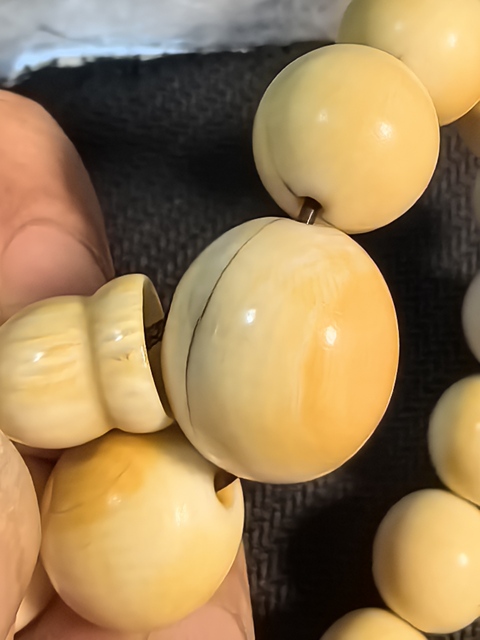 古玩玉器珍貴材質十八籽手持真品鑒賞圖