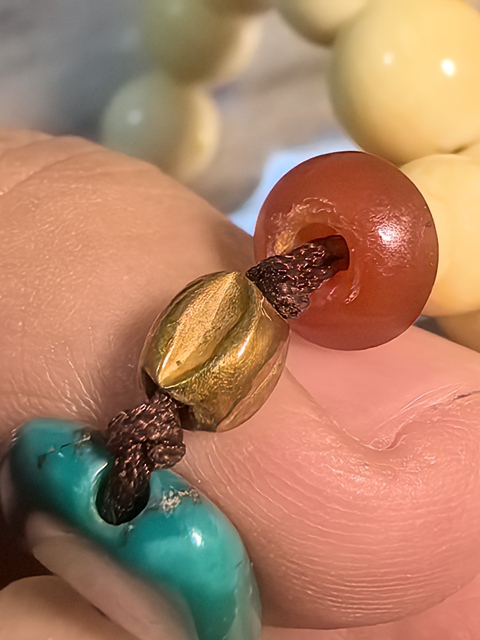 古玩玉器珍貴材質十八籽手持真品鑒賞圖