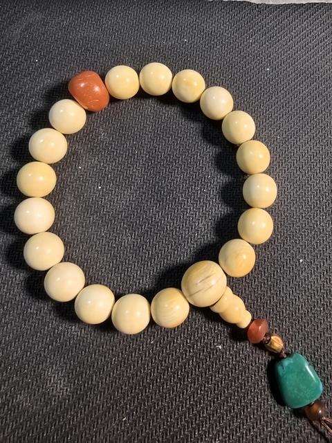 古玩玉器珍貴材質十八籽手持真品鑒賞圖