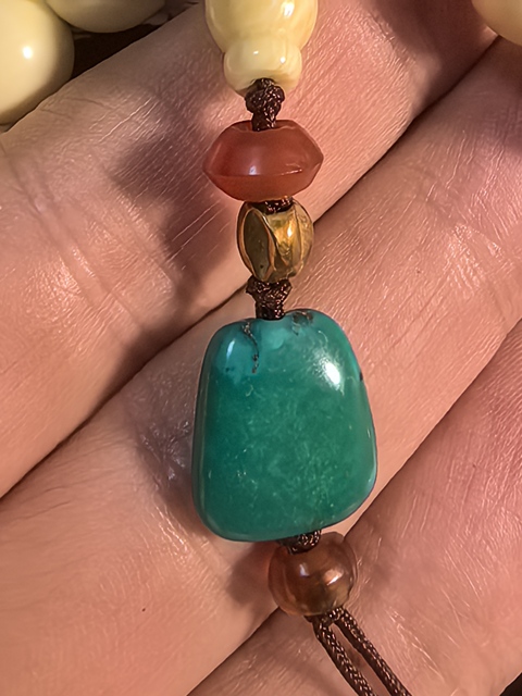 古玩玉器珍貴材質十八籽手持真品鑒賞圖