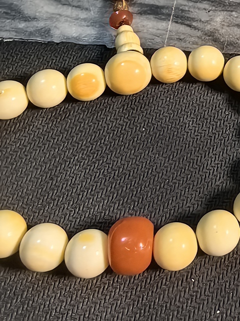 古玩玉器珍貴材質十八籽手持真品鑒賞圖