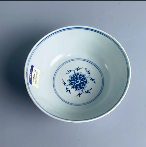古玩陶瓷青花纏枝花卉紋碗真品鑒賞圖
