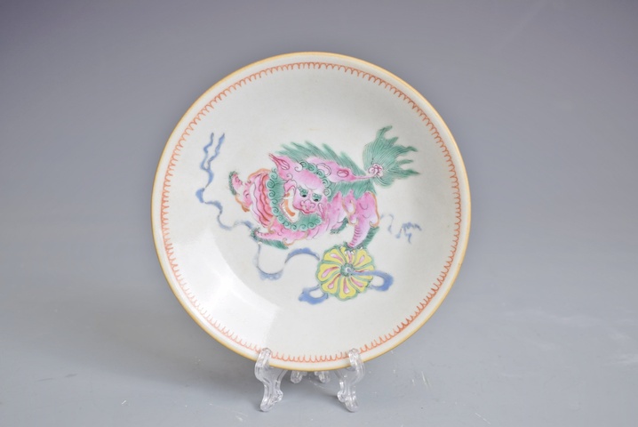 古玩陶瓷清中粉彩獅子繡球紋盤真品鑒賞圖