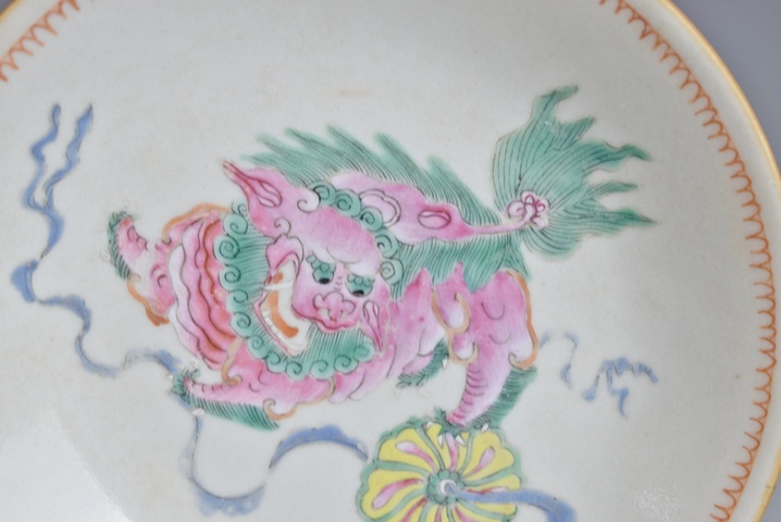古玩陶瓷清中粉彩獅子繡球紋盤真品鑒賞圖