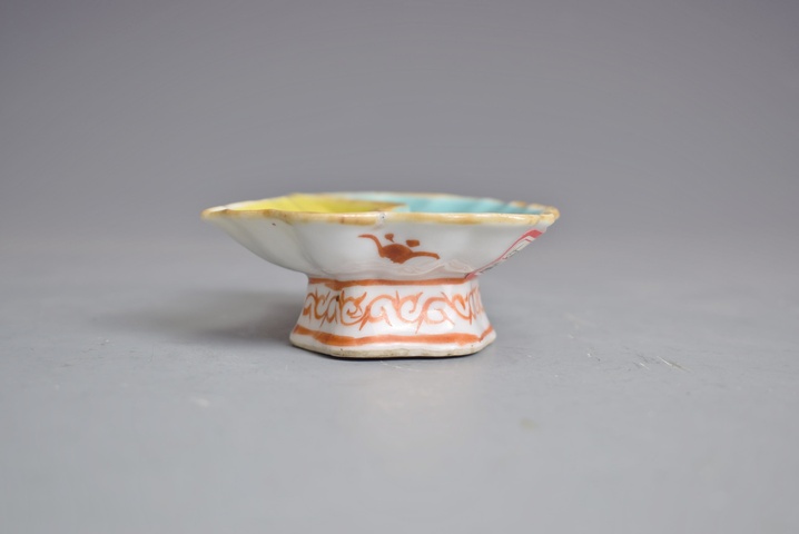 古玩陶瓷清晚粉彩雙色葉型隔碟真品鑒賞圖