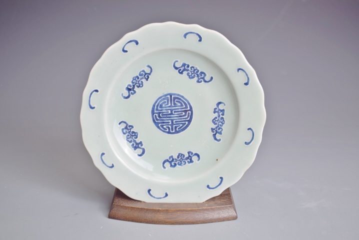 古玩陶瓷乾隆豆青青花加白五福捧壽紋盤(pán)真品鑒賞圖