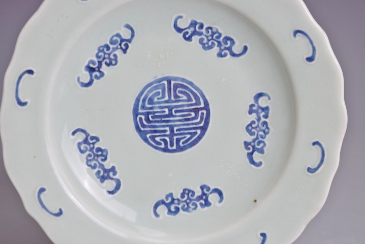 古玩陶瓷乾隆豆青青花加白五福捧壽紋盤(pán)真品鑒賞圖