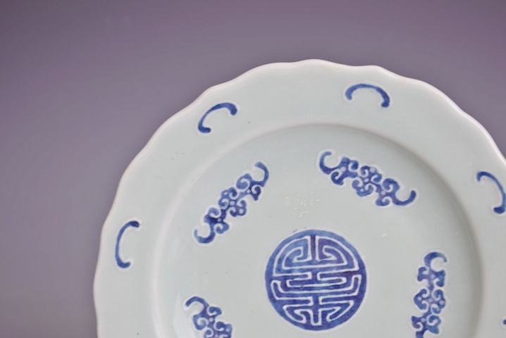 古玩陶瓷乾隆豆青青花加白五福捧壽紋盤(pán)真品鑒賞圖