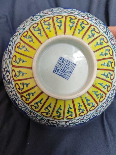 古玩陶瓷清嘉慶·斗彩纏枝蓮紋大碗拍賣(mài)，當(dāng)前價(jià)格95000元
