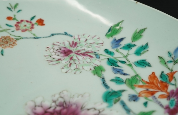 古玩陶瓷18世紀 粉彩花卉紋盤真品鑒賞圖