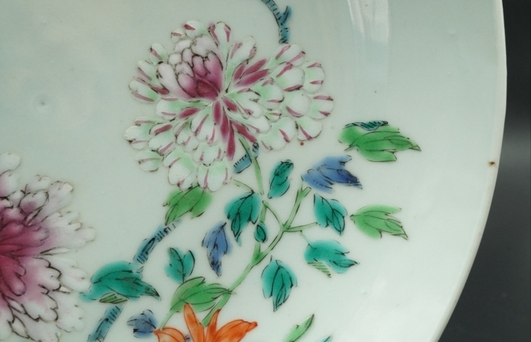 古玩陶瓷18世紀 粉彩花卉紋盤真品鑒賞圖