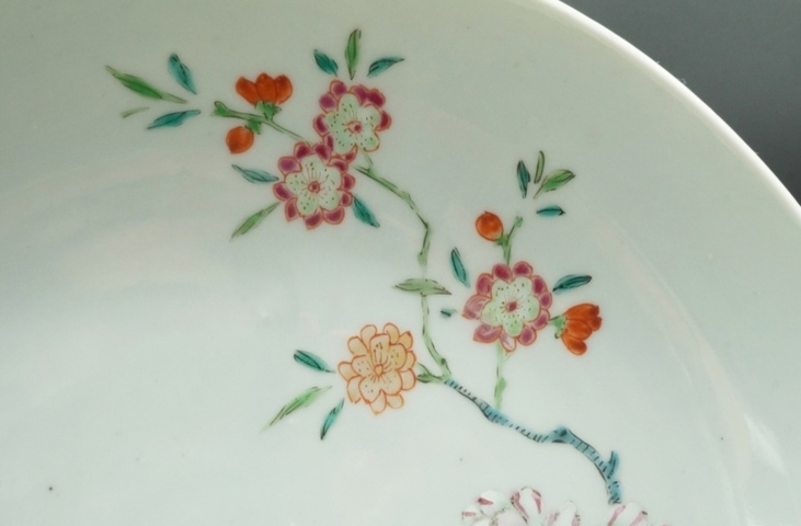 古玩陶瓷18世紀 粉彩花卉紋盤真品鑒賞圖