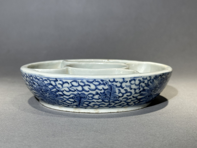 古玩陶瓷清中期·青花福壽纏枝蓮紋調色盤真品鑒賞圖