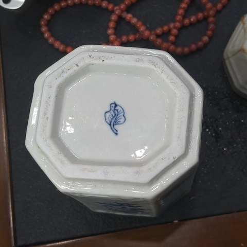 古玩陶瓷青花花卉紋八方茶葉罐真品鑒賞圖