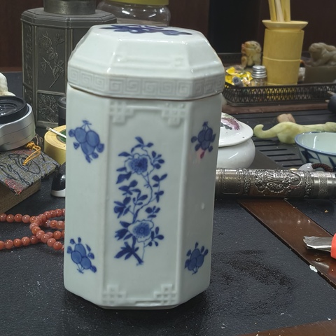 古玩陶瓷青花花卉紋八方茶葉罐真品鑒賞圖