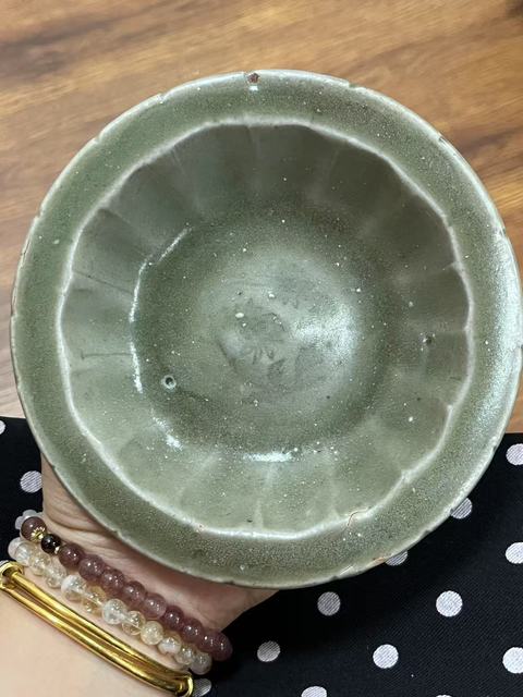 古玩陶瓷龍泉窯印花折沿盤真品鑒賞圖