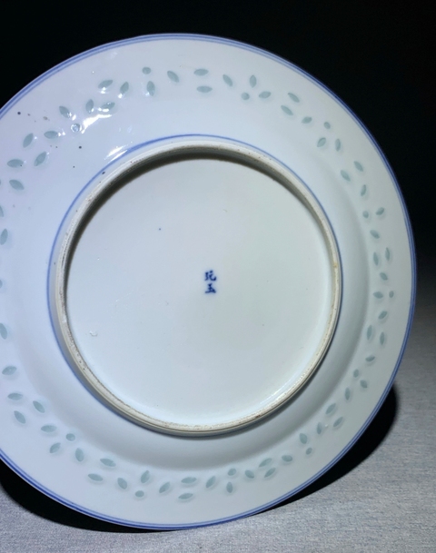 古玩陶瓷玲瓏瓷龍紋盤真品鑒賞圖