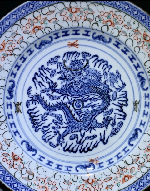 古玩陶瓷玲瓏瓷龍紋盤真品鑒賞圖