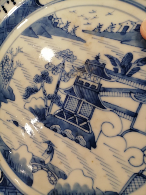 古玩陶瓷青花山水盤真品鑒賞圖