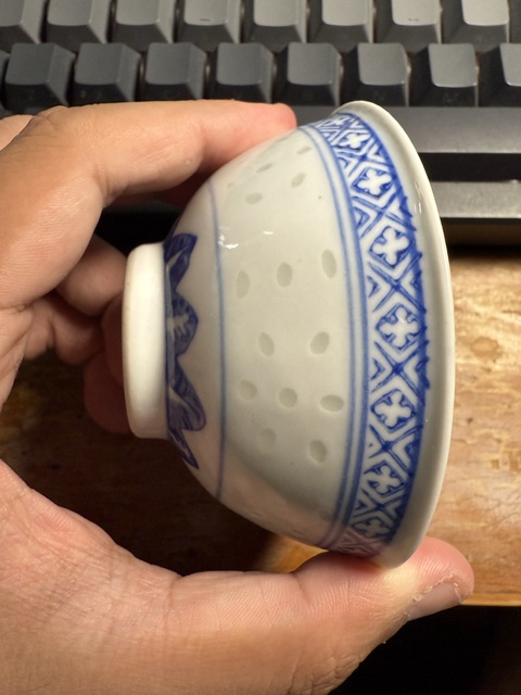 古玩陶瓷玲瓏瓷青花小碗真品鑒賞圖