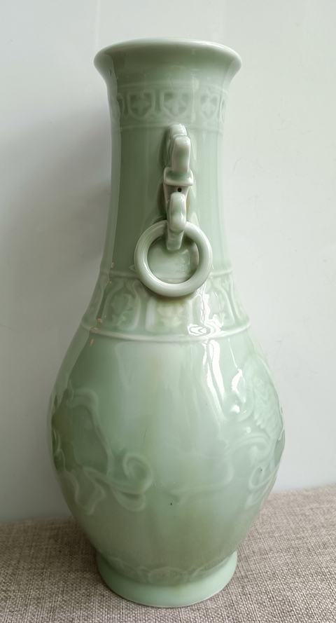 古玩陶瓷豆青釉獅紋雙耳瓶真品鑒賞圖