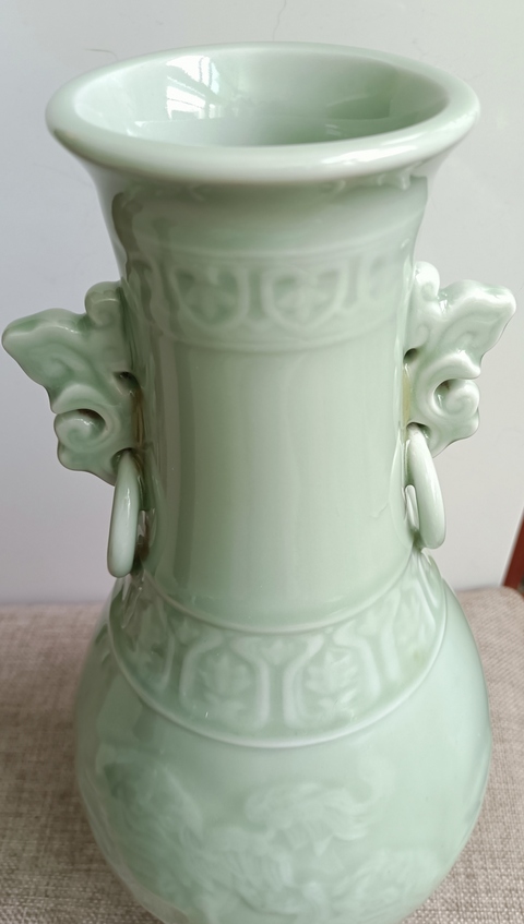 古玩陶瓷豆青釉獅紋雙耳瓶真品鑒賞圖