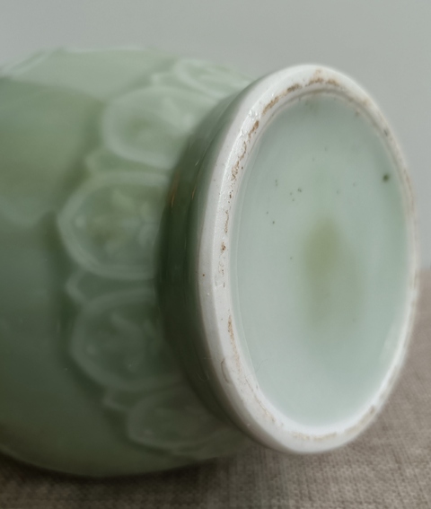 古玩陶瓷豆青釉獅紋雙耳瓶真品鑒賞圖