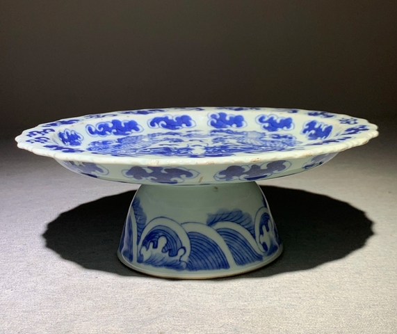 古玩陶瓷二龍戲珠青花高足盤真品鑒賞圖