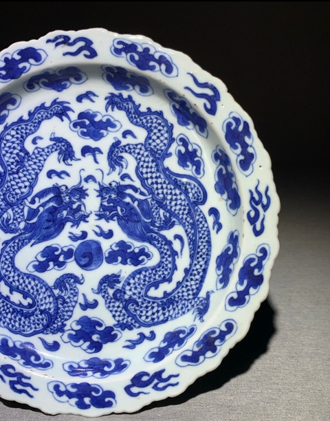古玩陶瓷二龍戲珠青花高足盤真品鑒賞圖