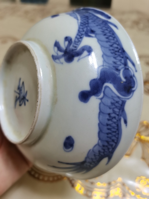 古玩陶瓷過墻龍紋青花小碗真品鑒賞圖