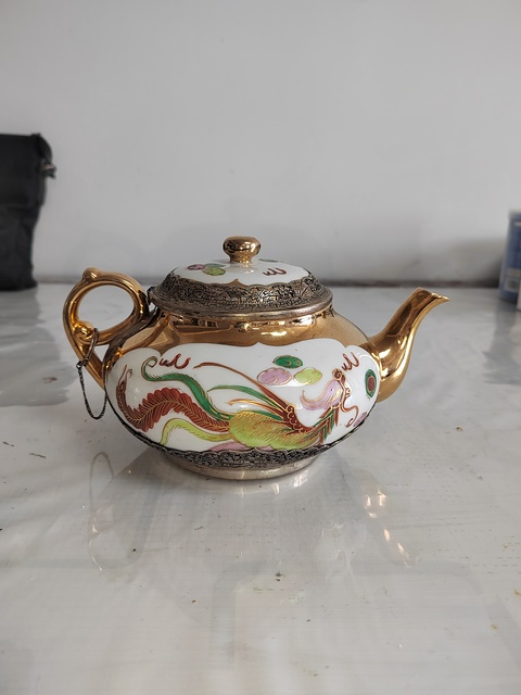古玩陶瓷粉彩開光龍鳳紋茶壺真品鑒賞圖