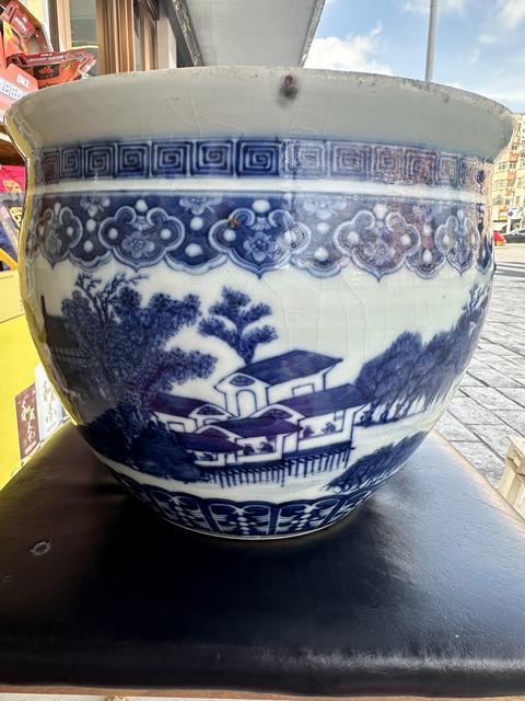 古玩陶瓷山水紋青花缸真品鑒賞圖