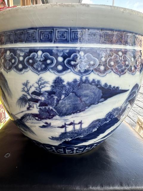 古玩陶瓷山水紋青花缸真品鑒賞圖