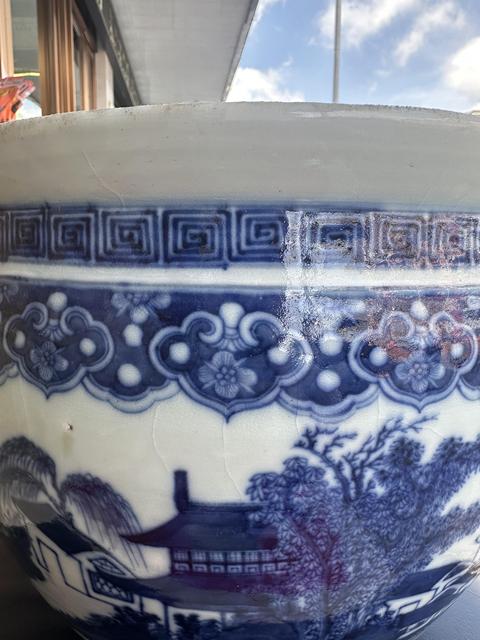 古玩陶瓷山水紋青花缸真品鑒賞圖