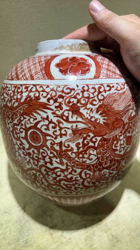 古玩陶瓷哥釉礬紅龍紋罐真品鑒賞圖