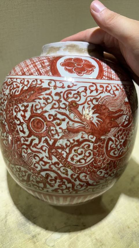 古玩陶瓷哥釉礬紅龍紋罐真品鑒賞圖