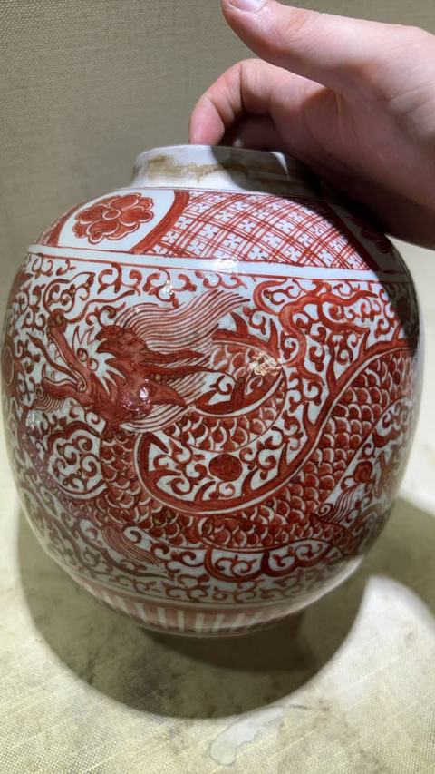 古玩陶瓷哥釉礬紅龍紋罐真品鑒賞圖