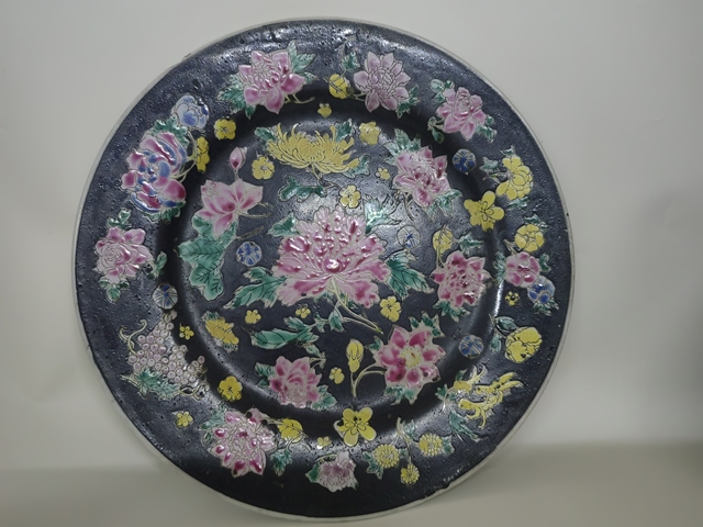 古玩陶瓷墨地粉彩花卉紋盤拍賣,當(dāng)前價格0元