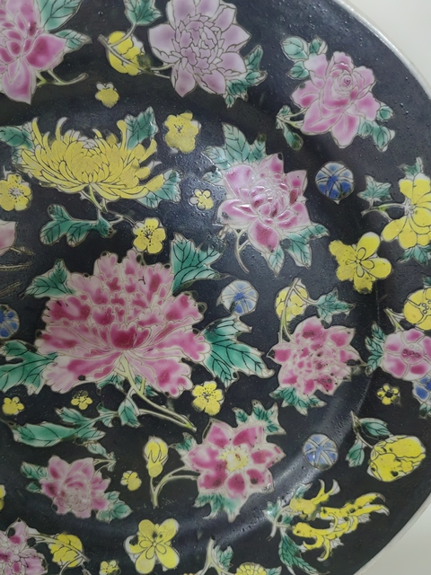 古玩陶瓷墨地粉彩花卉紋盤拍賣,當(dāng)前價格0元