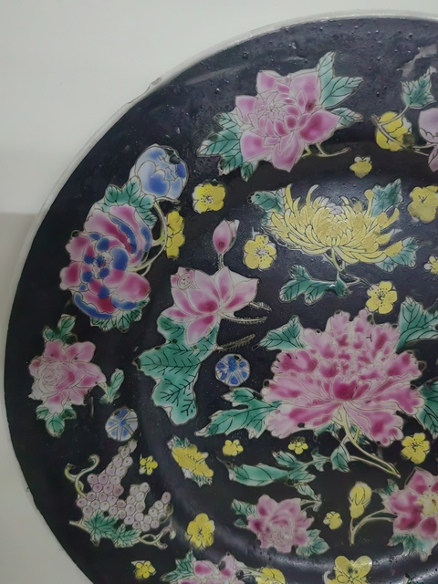古玩陶瓷墨地粉彩花卉紋盤拍賣,當(dāng)前價格0元